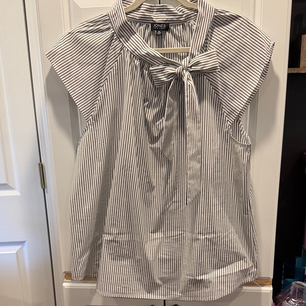 Women's Striped Black and White Top